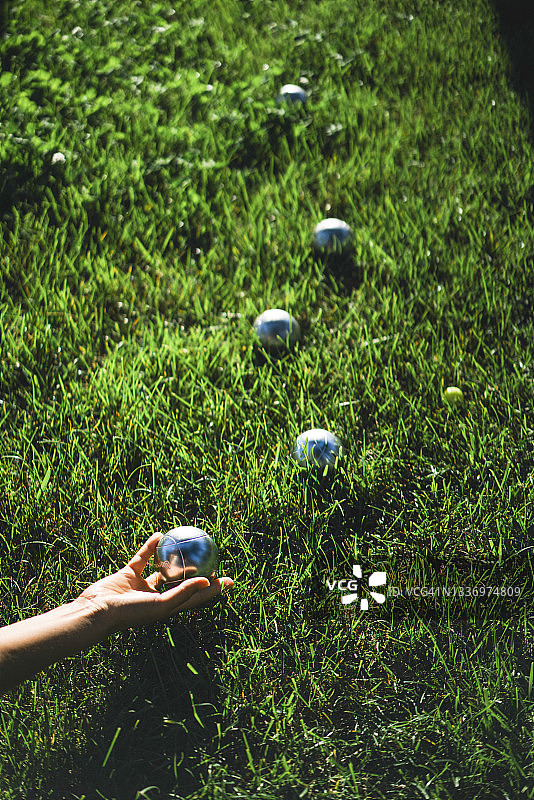 在绿色草地上手掷球图片素材