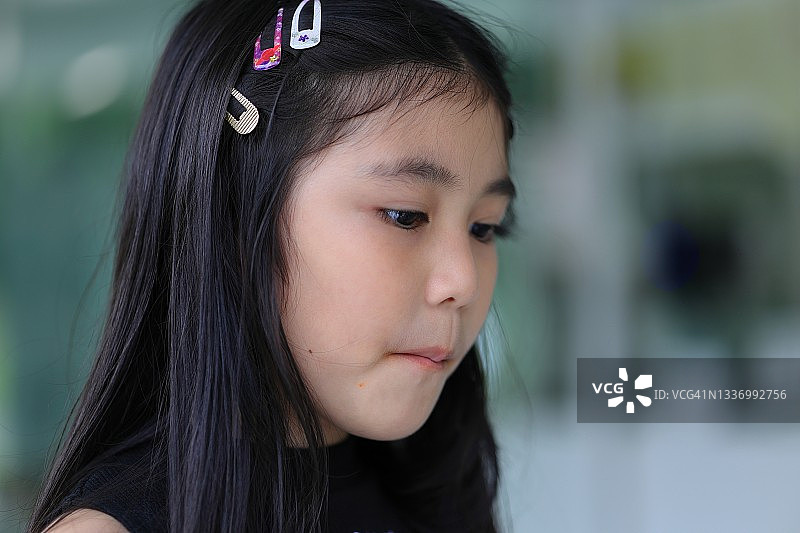 吃意大利面后脸上沾有酱汁的肖像特写图片素材