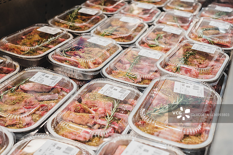 盒装调味未煮熟的羊排图片素材