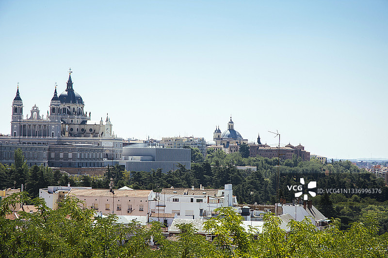 马德里王宫和阿尔穆德纳大教堂的屋顶景观，西班牙马德里图片素材