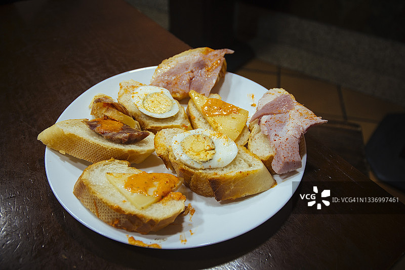 西班牙酒吧的餐盘小吃图片素材