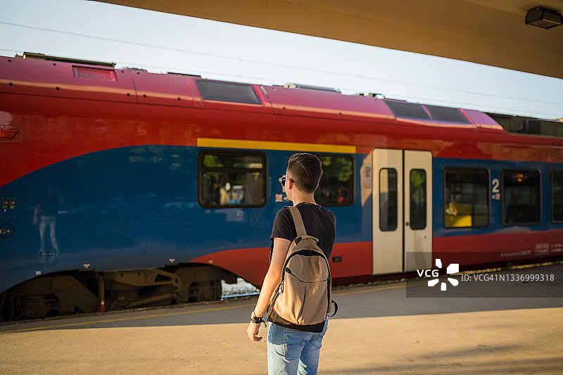 在火车上旅行的青年图片素材