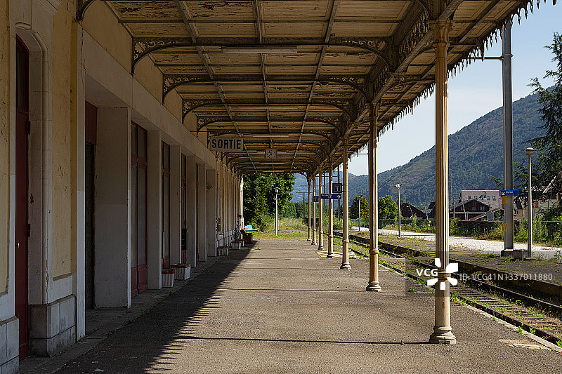 空无一人的火车站台图片素材
