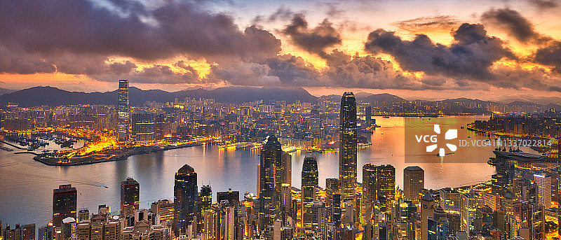 香港维多利亚港的日出与摩天大楼图片素材