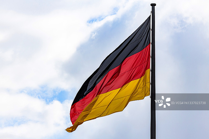 蓝天下的德国国旗图片素材