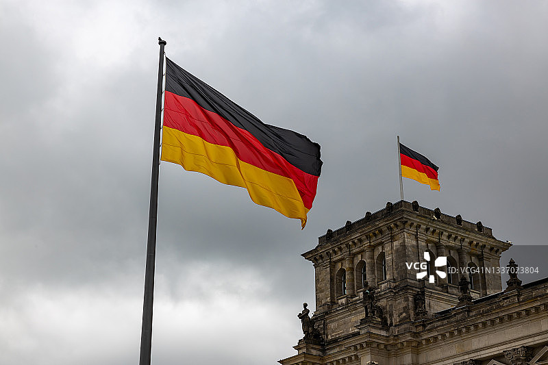 德国国旗在柏林国会大厦上飘扬图片素材
