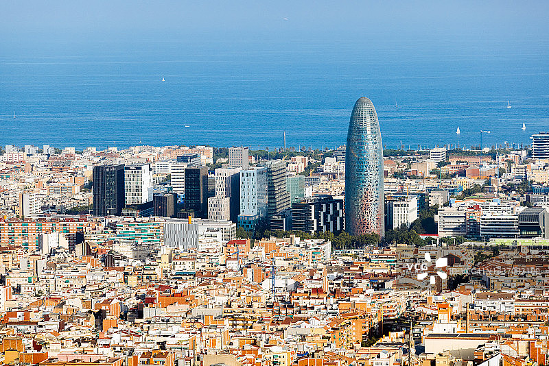 西班牙加泰罗尼亚巴塞罗那天际线航拍，含现代摩天大楼与大海图片素材