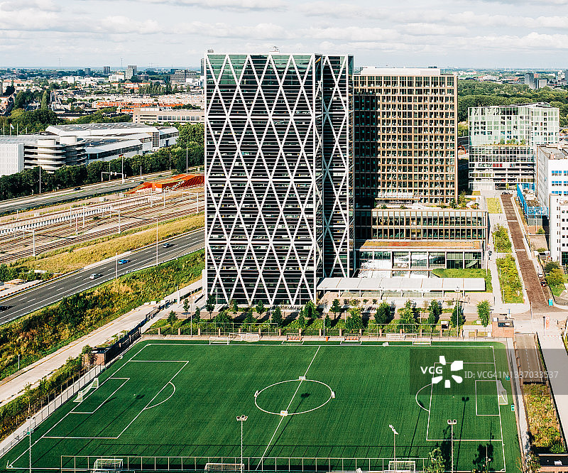 足球场和阿姆斯特丹天际线的鸟瞰图 - 素材照片图片素材