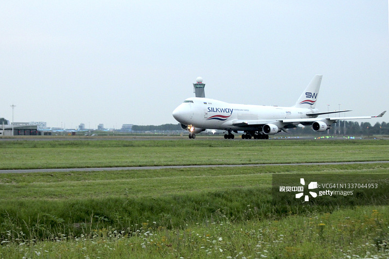 VP-BCR丝绸之路西部航空公司波音747-4H6F飞机从阿姆斯特丹史基浦机场起飞图片素材