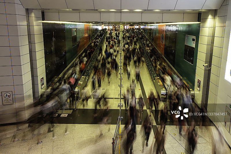香港地铁站高峰时段拥挤的通勤者图片素材