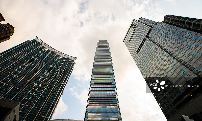 香港多云天空下的摩天大楼景色图片素材