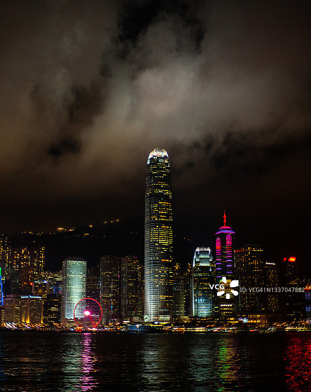 香港海滨金融区灯火通明的摩天大楼景色图片素材