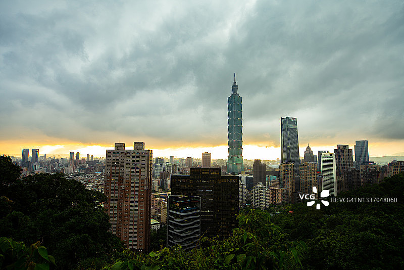 中国台湾台北101大厦及台北南山广场城市景观图片素材