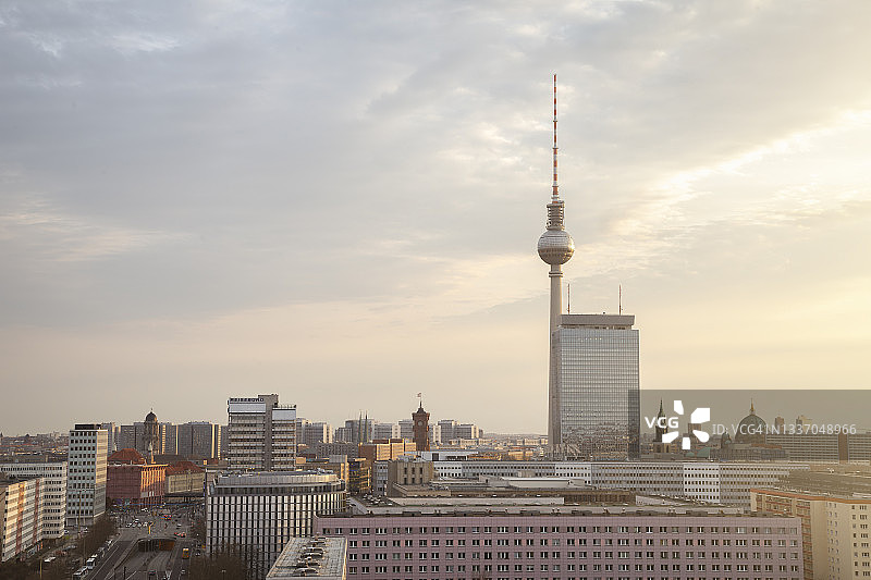 柏林天际线：日落下的电视塔图片素材