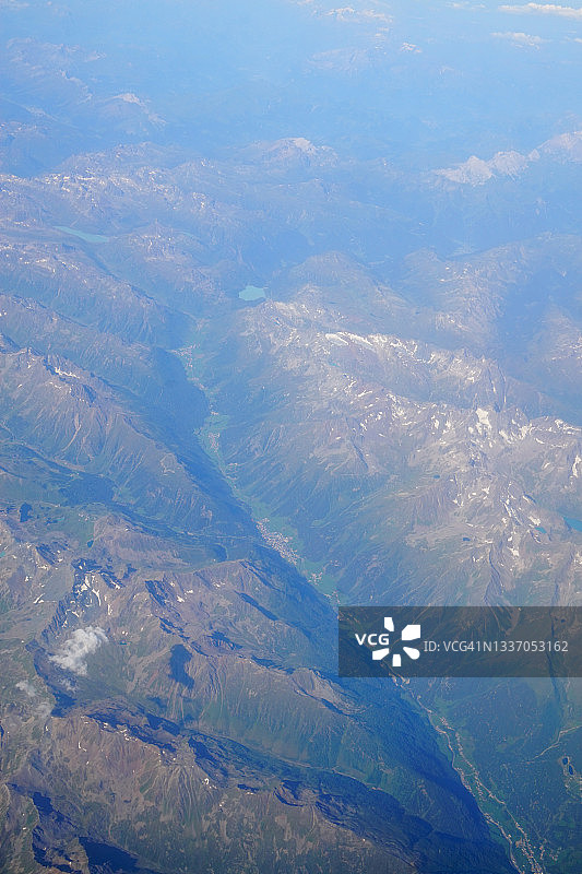 奥地利伊施格尔山谷航拍：阳光与群山图片素材