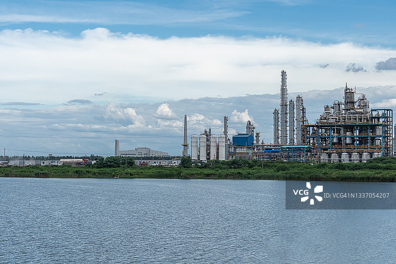 城市天际线下的化工厂图片素材