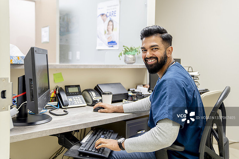 医疗诊所里友好的男护士接待员图片素材