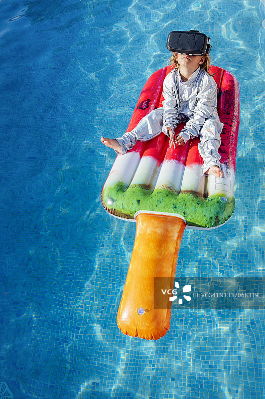 在泳池中佩戴虚拟现实眼镜的女孩图片素材