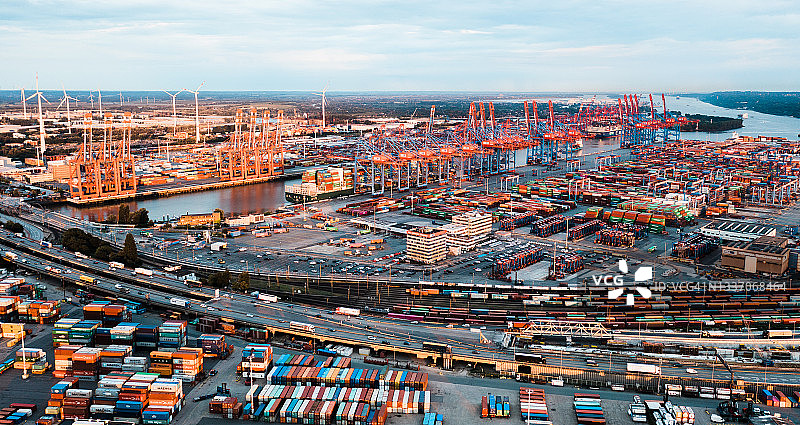 汉堡码头和港口堆积的集装箱日出航拍图片图片素材
