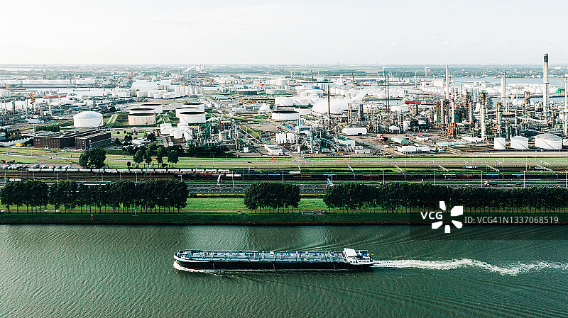 工业区/发电站前的油轮航拍图片素材