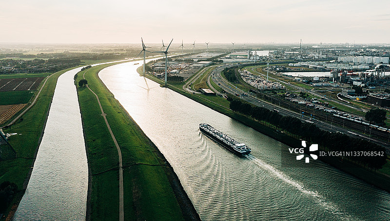 工业区/发电站前的油轮航拍图片素材