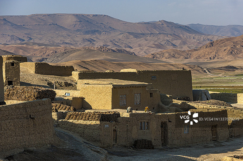 巴米扬省的小村庄，远处可见群山图片素材