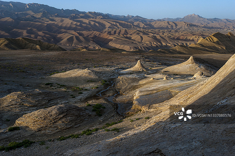 阿富汗巴米扬山区崎岖而引人注目的景观中的奇特岩层图片素材