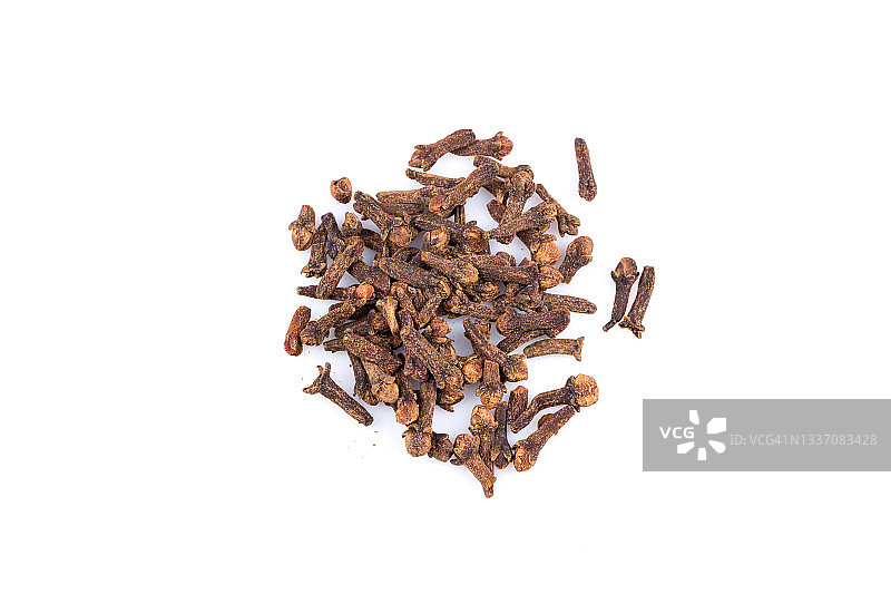 白色背景上孤立的丁香香料图片素材