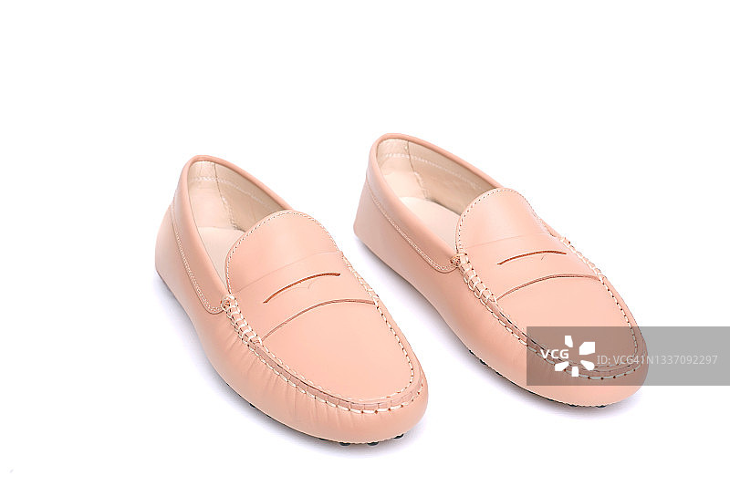 白色背景上的米色皮革乐福鞋图片素材