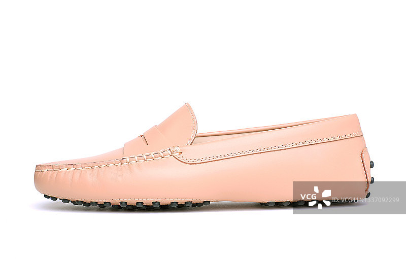 白色背景上的米色皮革乐福鞋图片素材