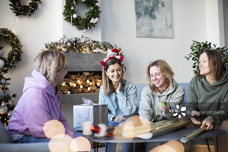 朋友们一起包装圣诞礼物图片素材