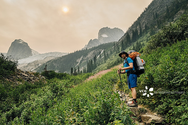 徒步登山的男人，背着大背包图片素材