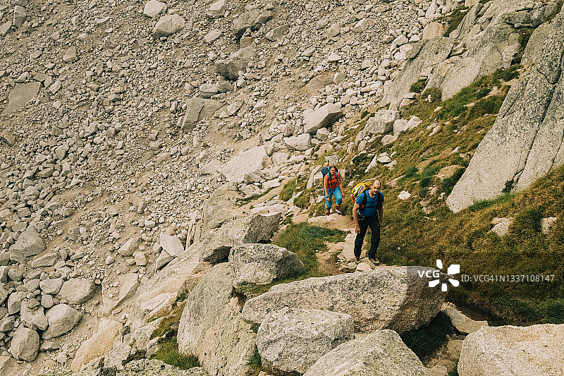 岩石高山地区的徒步者图片素材