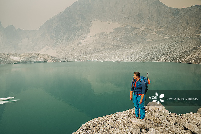 女人站在冰川湖边图片素材