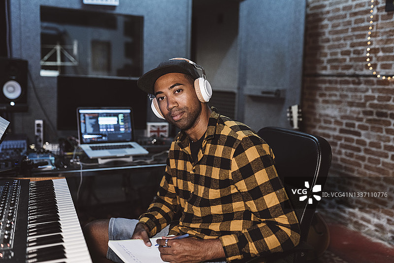在音乐录音棚工作的音频工程师肖像，歌手、说唱歌手、词曲作者图片素材