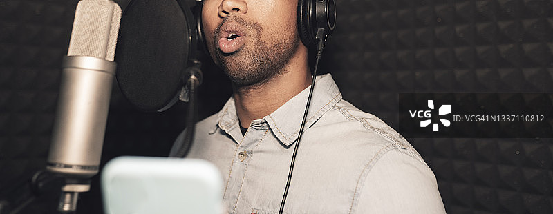 男人在录音棚唱歌特写图片素材