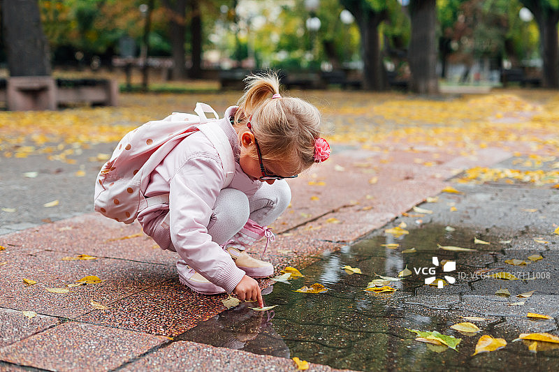 拿着秋叶的女孩图片素材