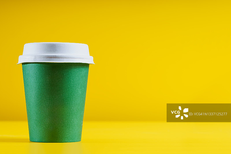 可回收材料制成的外卖咖啡杯图片素材