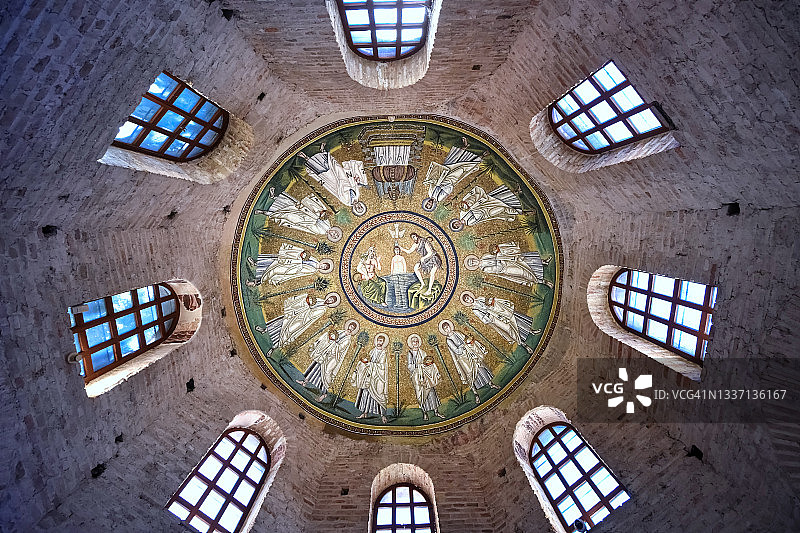 意大利拉文纳阿里安洗礼堂的拜占庭马赛克穹顶细节图片素材