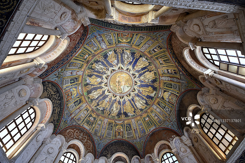 意大利拉文纳尼奥内洗礼堂圆顶内的拜占庭马赛克图片素材