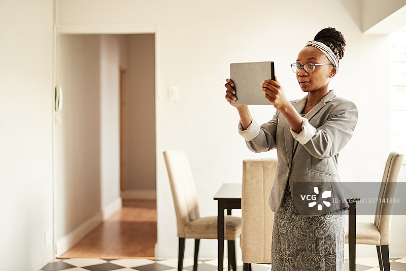 房地产经纪人使用平板电脑进行房屋视频演示图片素材