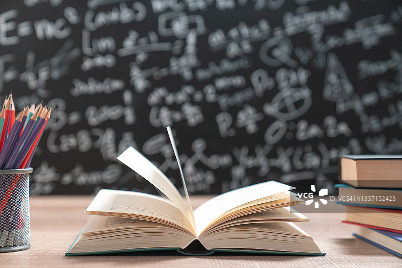 图书馆书桌上的旧书图片素材