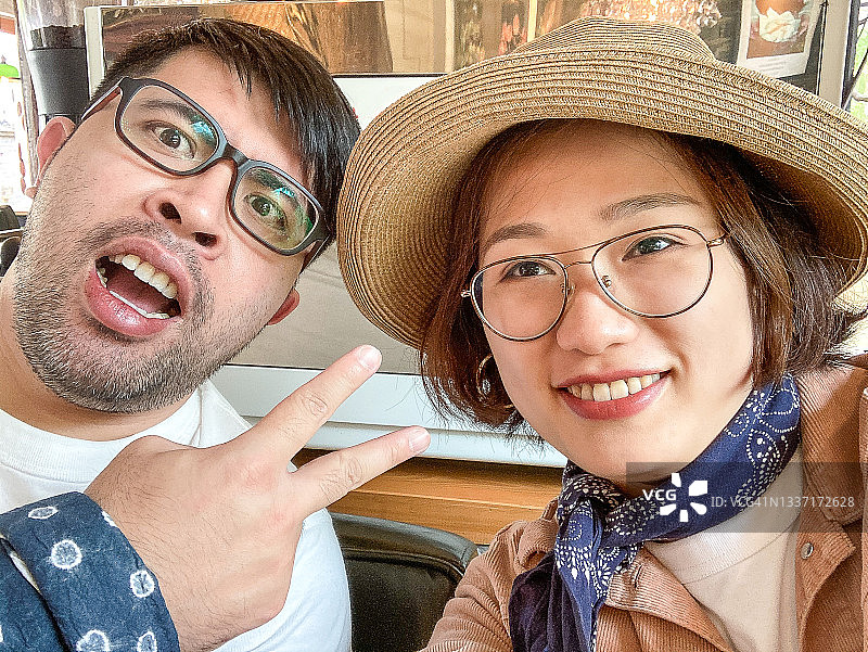 在度假时与亚洲夫妇交谈的个人视角图片素材