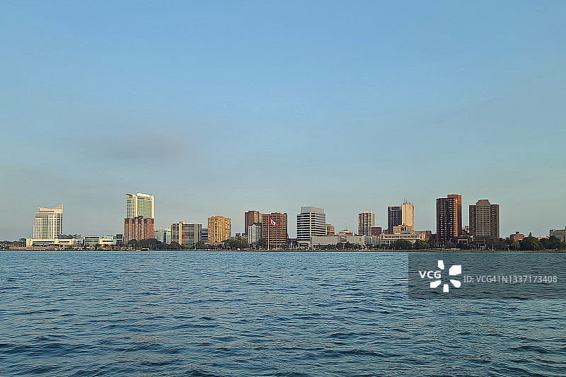 从底特律河畔眺望安大略省温莎市图片素材
