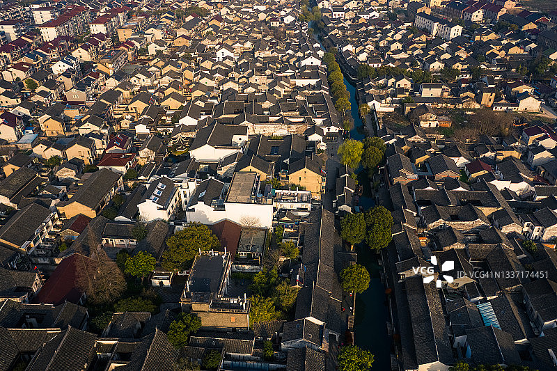 中国江苏省苏州市吴江区，苏州黎里古镇无人机航拍全景图片素材