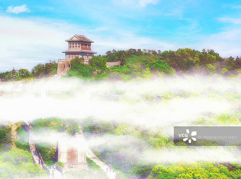 云雾缭绕的山顶，有长城和山海关，是华西村的仿建建筑，中国江苏省江阴市的旅游景点图片素材