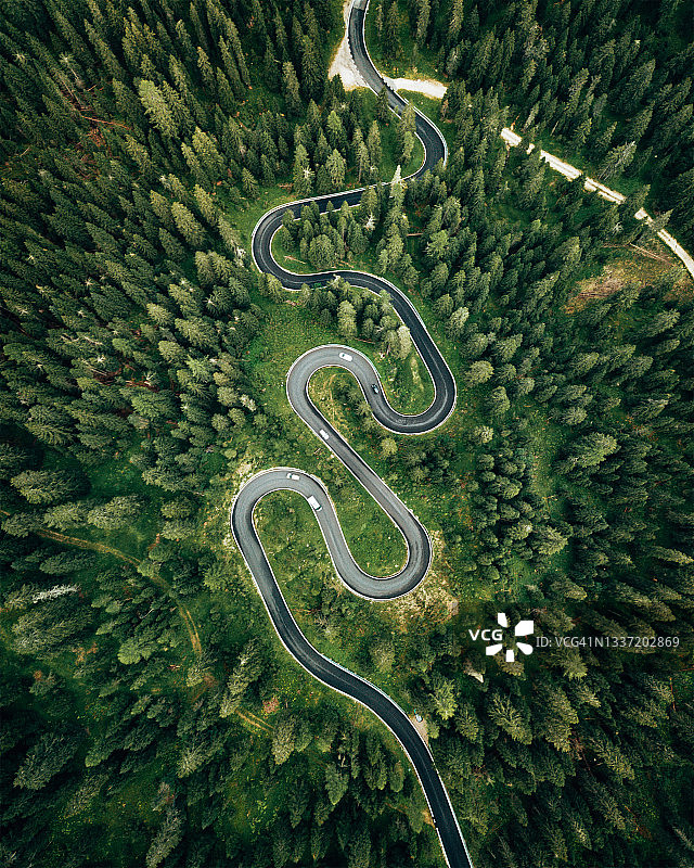 多洛米蒂山脉的蜿蜒道路图片素材