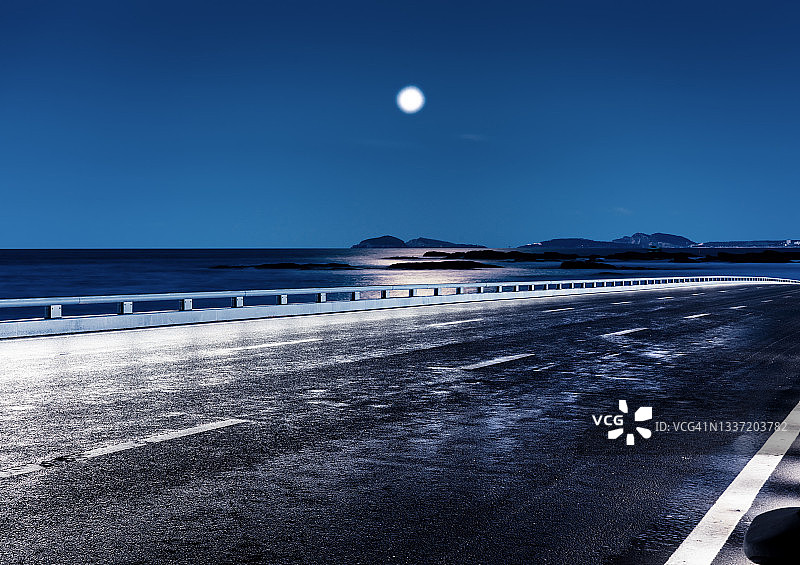 夜间沿海公路图片素材