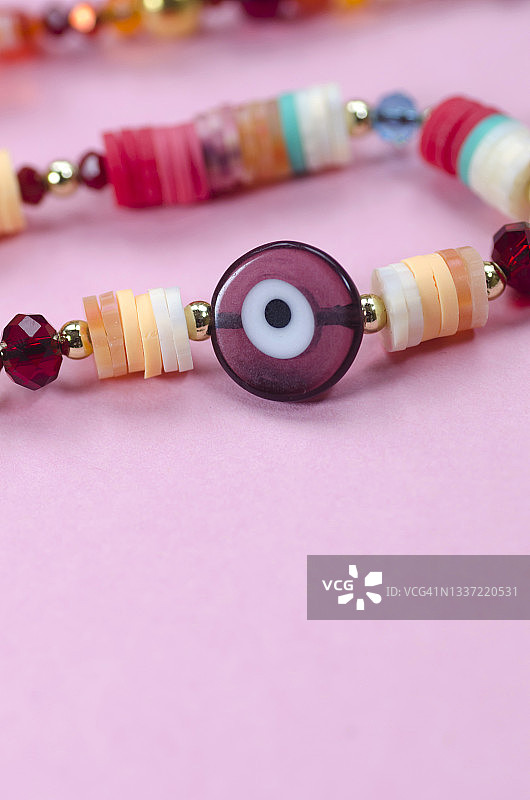 粉色背景上的珠饰珠宝特写，带有文案空间图片素材