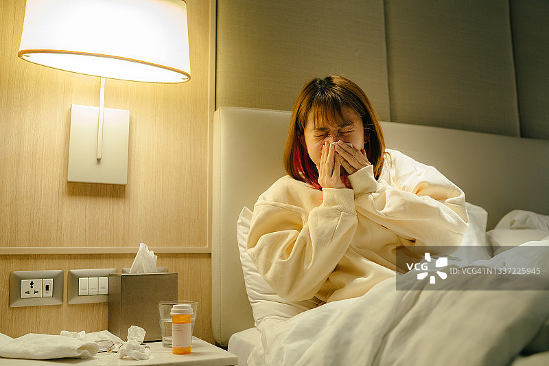 短发女子用纸巾打喷嚏图片素材